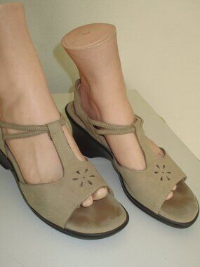 Munro American Womens Fawn Suede T-Strap 2.5" Wedge Open Toe Sandal - Size 8M